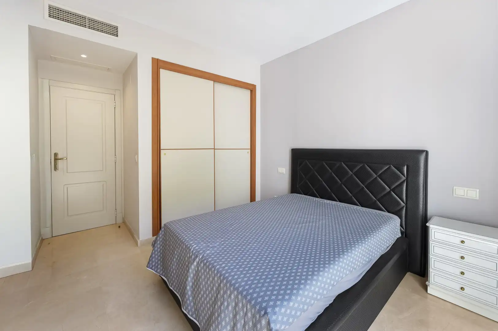 Bedroom of Apartments for sale in Benahavís  with Air Conditioner, Terrace and Storage room