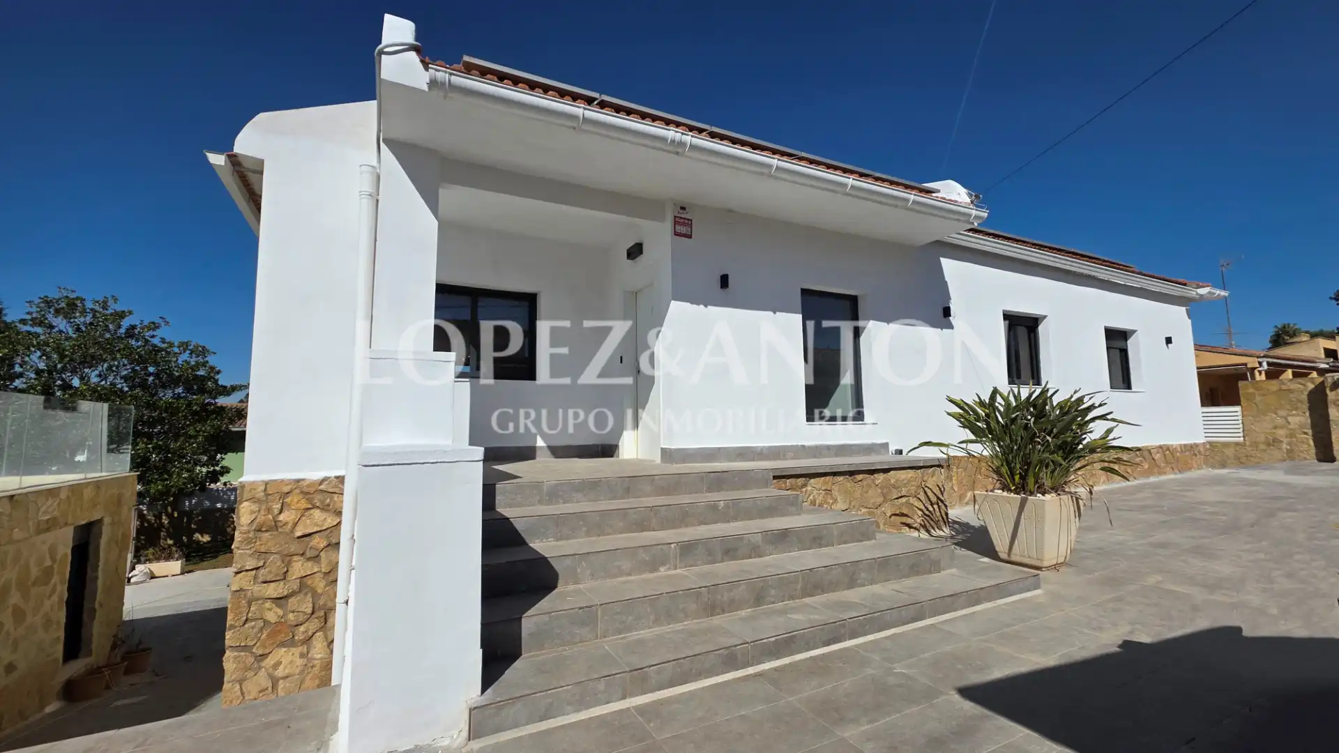 Exterior view of Houses for sale in L'Eliana  with Air Conditioner, Private garden and Parquet flooring