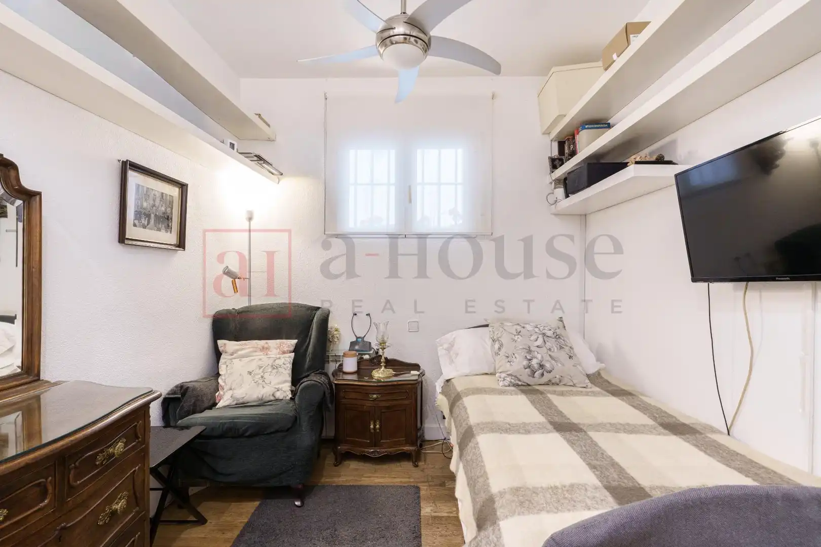 Habitación de Local en venta en Madrid con Aire acondicionado y Amueblado