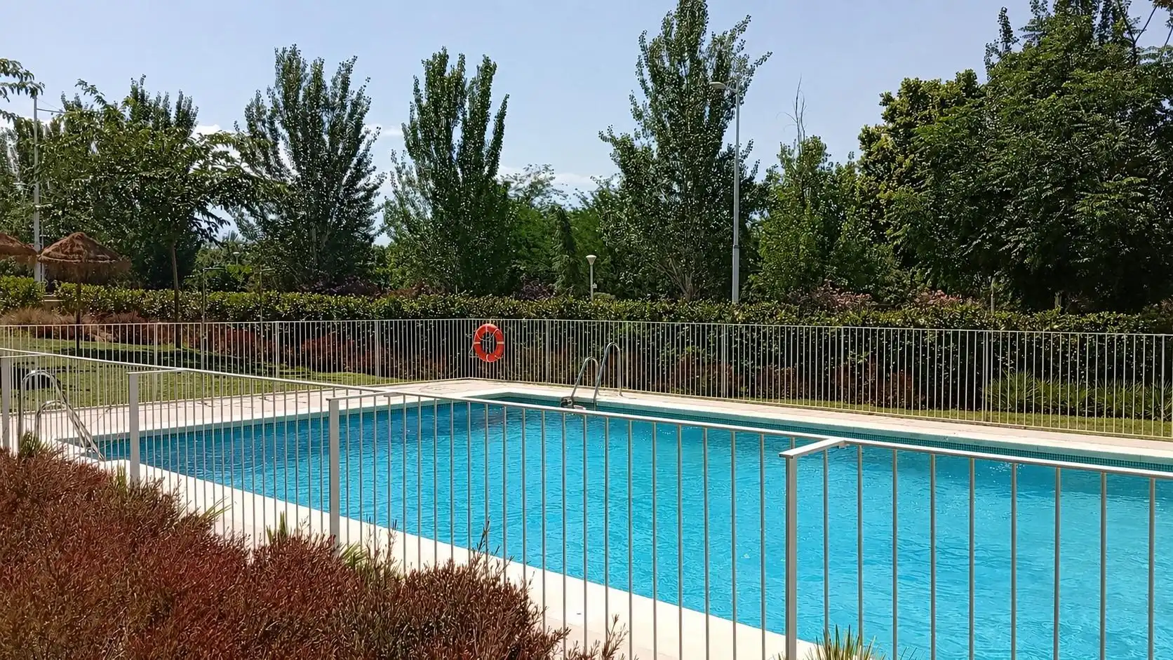 Piscina de Pis de lloguer en Granada amb Aire condicionat, Calefacció i Parquet