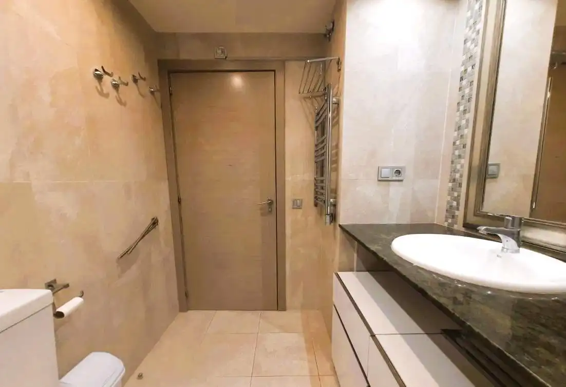 Badezimmer von Wohnungen zum Verkauf in Escalona mit Klimaanlage, Heizung und Privatgarten