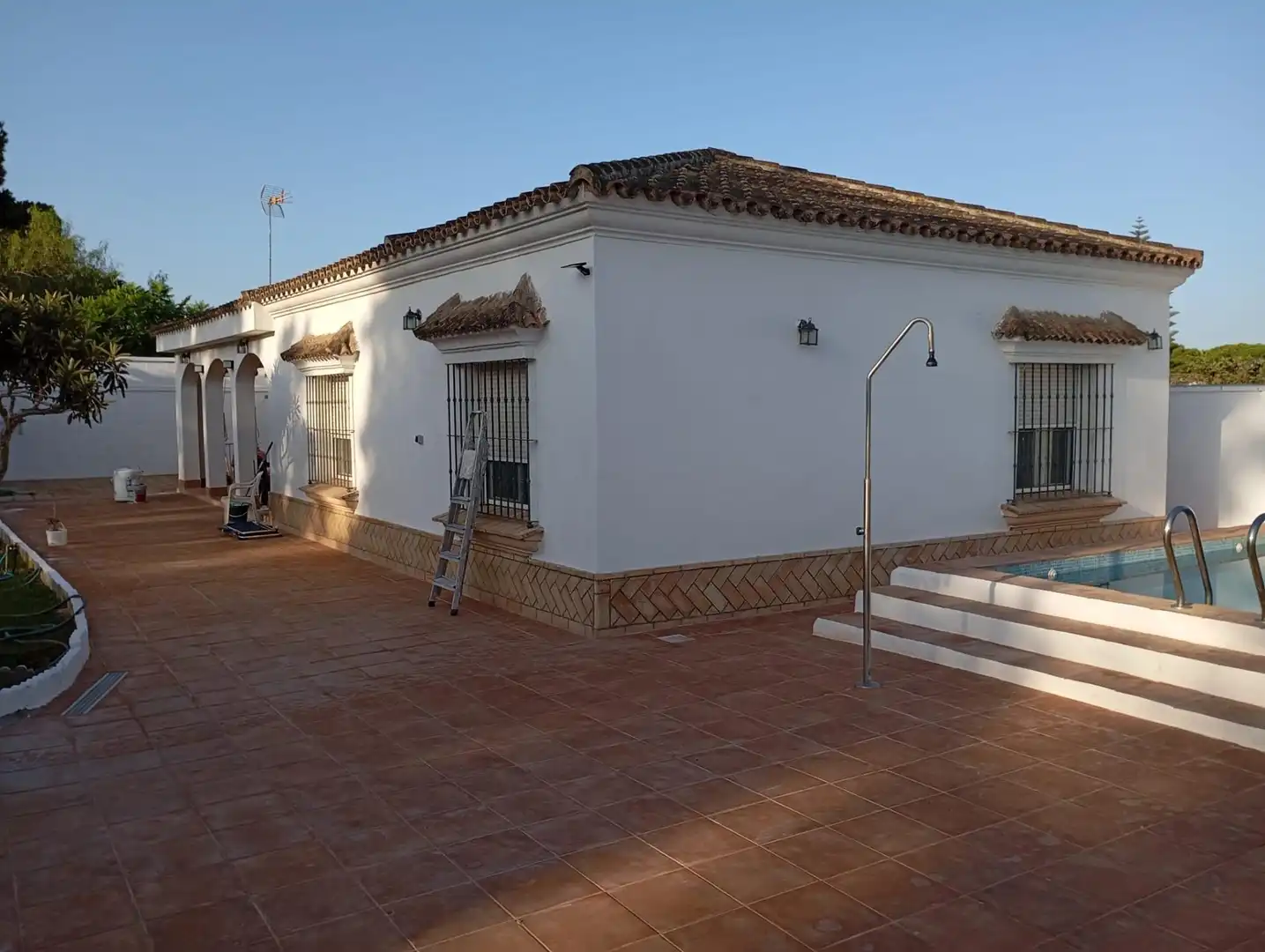 Vista exterior de Casa o chalet en venta en Chiclana de la Frontera con Jardín privado y Piscina comunitaria