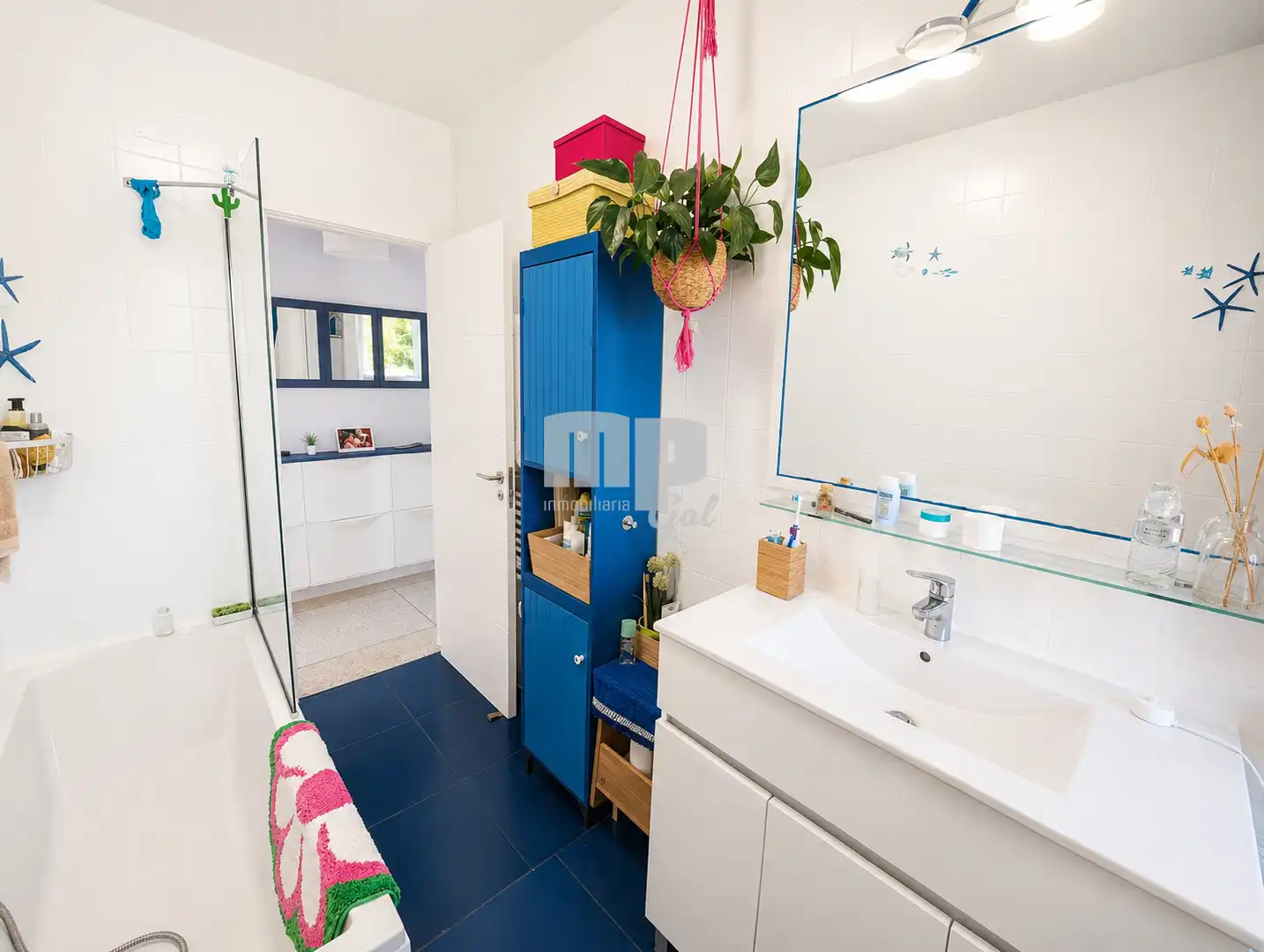 Bany de Casa o xalet en venda en Cangas  amb Calefacció, Jardí privat i Parquet
