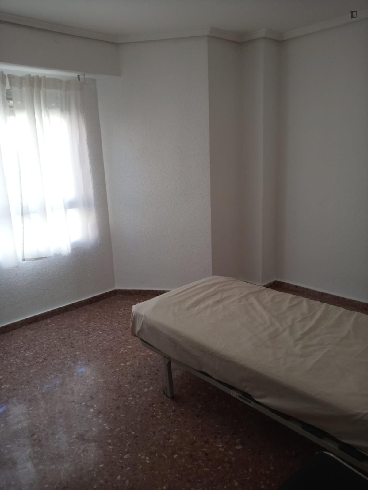Habitación de Apartamento para compartir en  Valencia Capital con Aire acondicionado, Calefacción y Amueblado