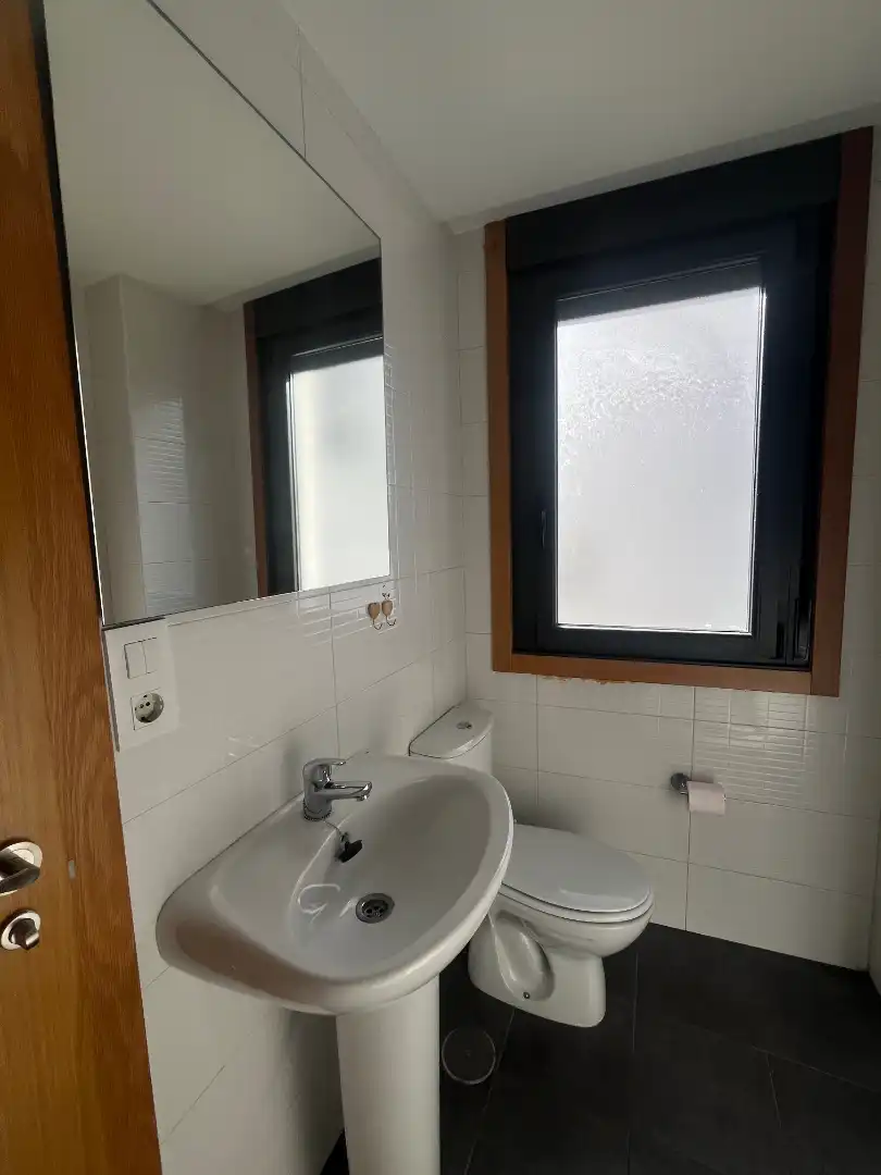 Bathroom of Flat for rent in Vigo   with Heating, Oven and Washing machine