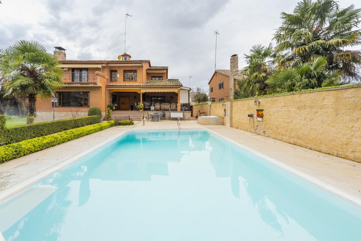 Swimming pool of House or chalet for sale in Aranjuez  with Private garden, Terrace and Storage room