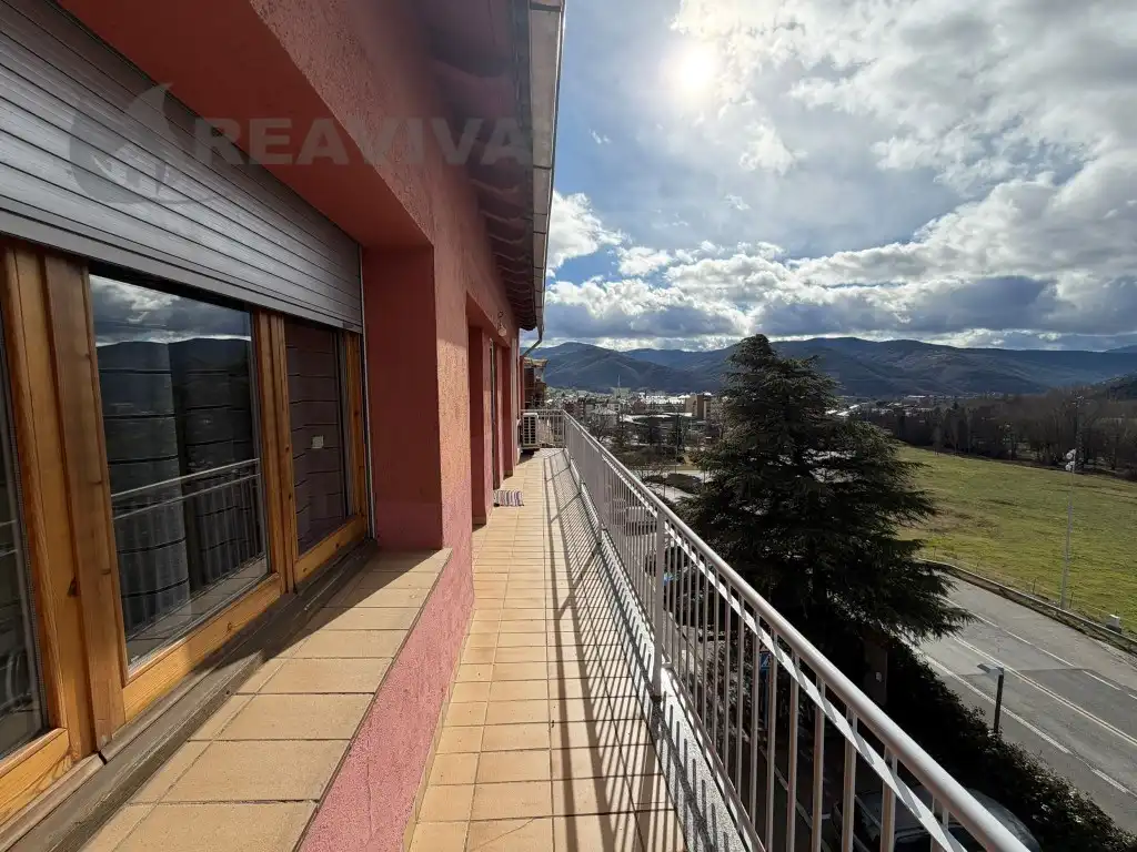 Vista exterior de Àtic en venda en La Seu d'Urgell