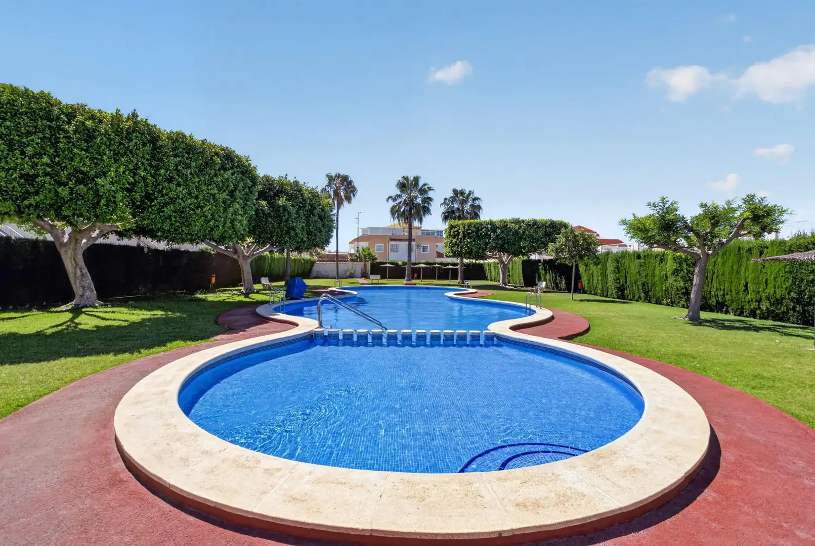 Casa aparellada amb piscina en venda a Zona Carrefour - Urbanizaciones, imagen 2