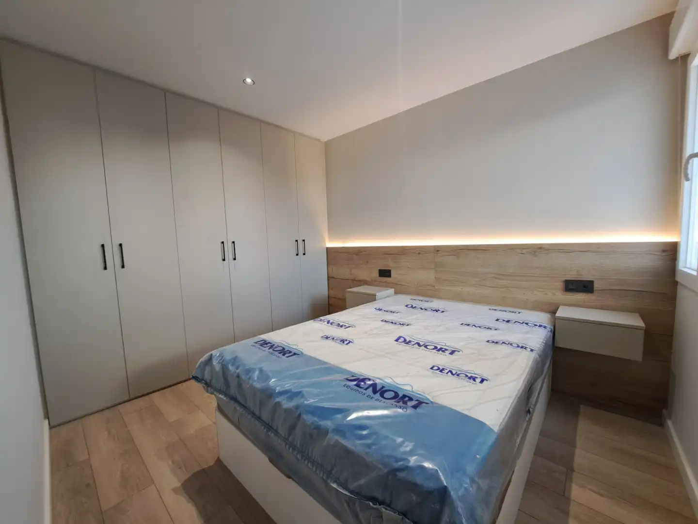 Dormitori de Apartament de lloguer en León Capital  amb Parquet, Moblat i Forn