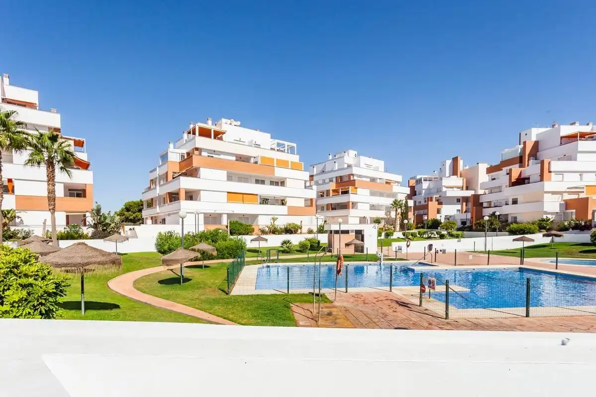 Vista exterior de Àtic en venda en Roquetas de Mar amb Aire condicionat, Jardí privat i Terrassa