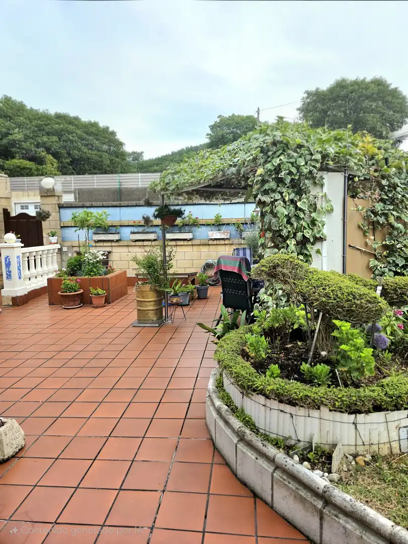 Terrasse von Einfamilien-Reihenhaus zum Verkauf in Castro-Urdiales mit Heizung, Privatgarten und Parkett