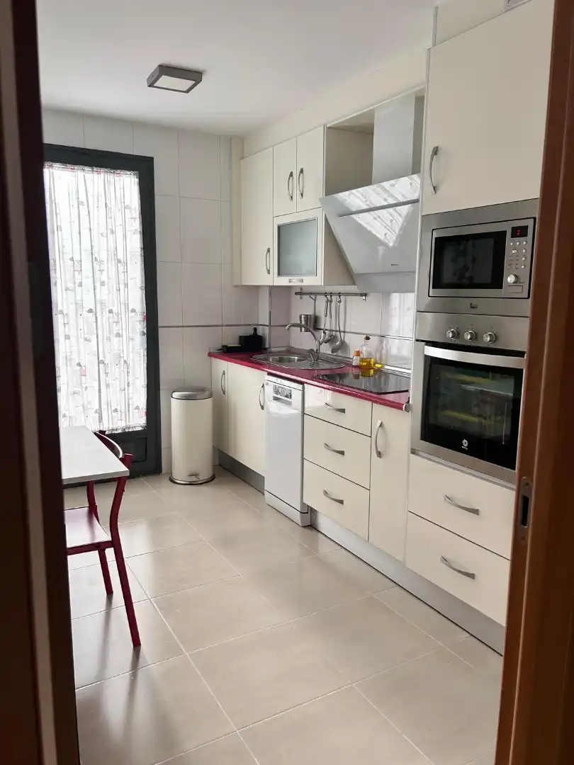 Cuina de Pis de lloguer en Almería amb Aire condicionat, Calefacció i Terrassa