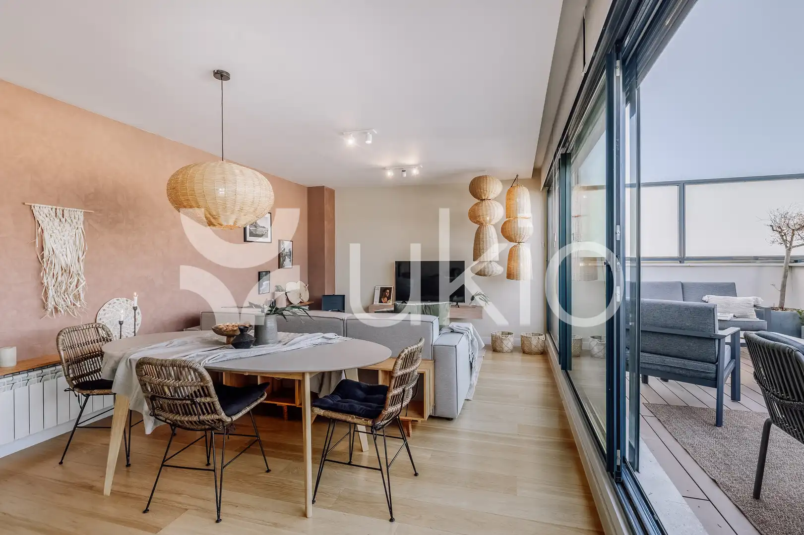Living room of Flat for rent in Madrid  with Air Conditioner, Terrace and Furnished