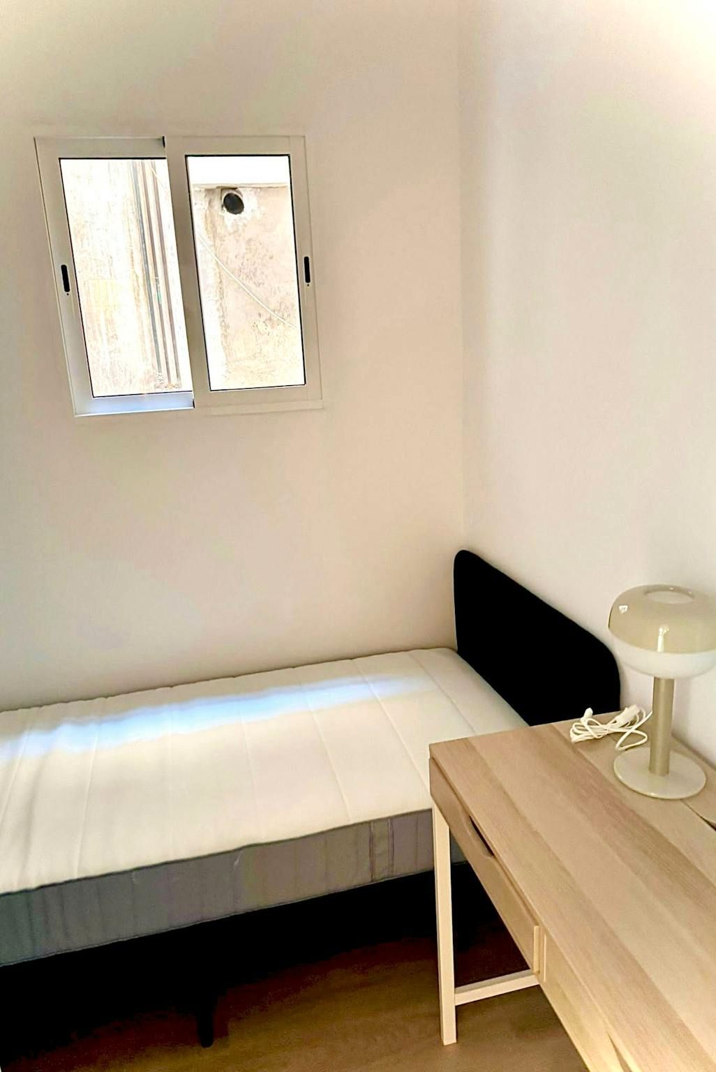 Bedroom of Flat to share in  Barcelona Capital  with Heating and Washing machine