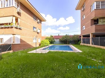 Pis amb piscina en venda a pintor rafael botti
