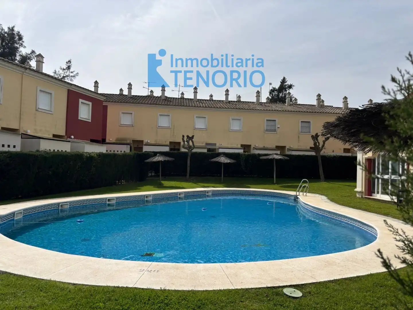 Piscina de Casa adosada en venta en Islantilla con Terraza, Trastero y Piscina comunitaria
