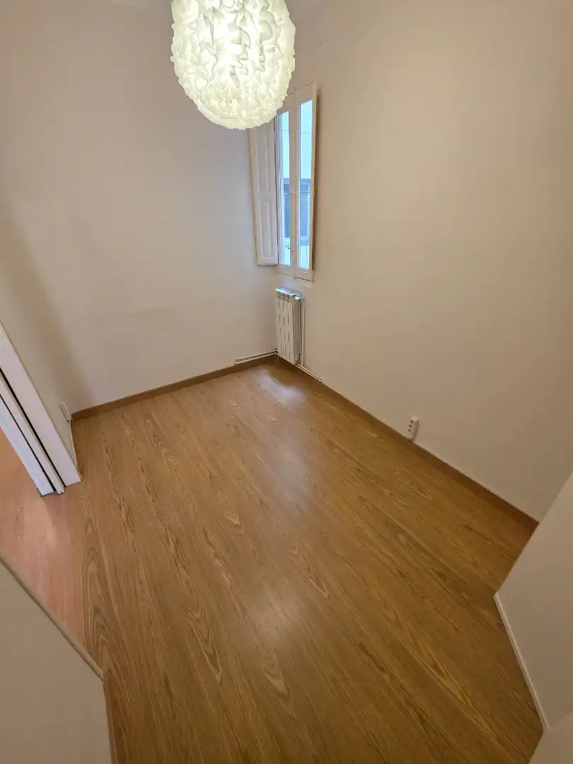 Schlafzimmer von Wohnung zur Miete in Madrid mit Heizung, Parkett und Balkon