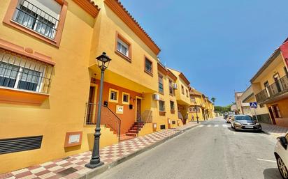 Vista exterior de Casa adosada en venda en Los Barrios amb Terrassa