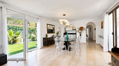Casa de una sola planta con un amplio jardín tanto en la parte delantera como en la trasera.El amplio salón da a la terraza cubier, image 5