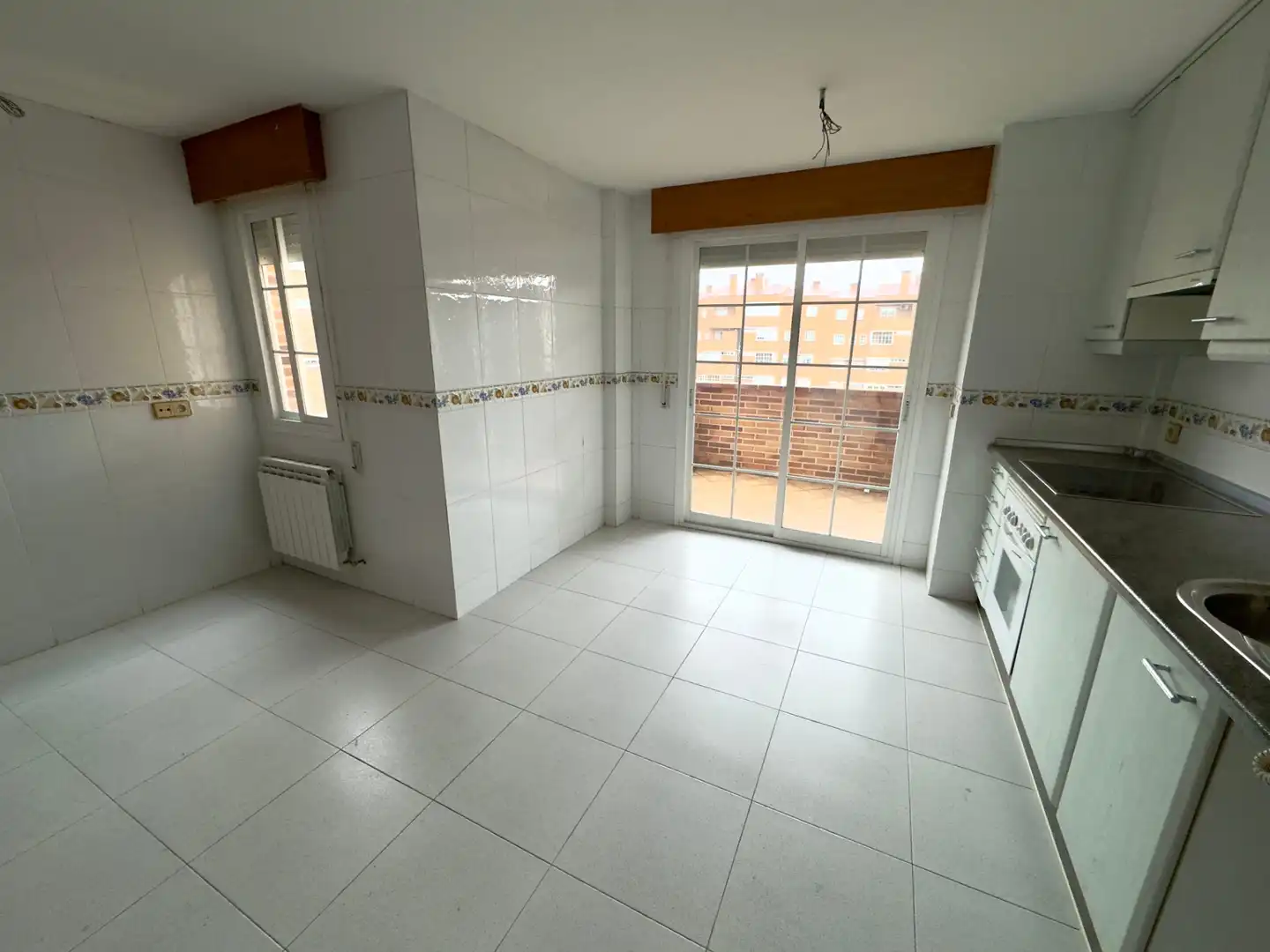 Küche von Dachboden zum Verkauf in Coslada mit Parkett, Terrasse und Abstellraum
