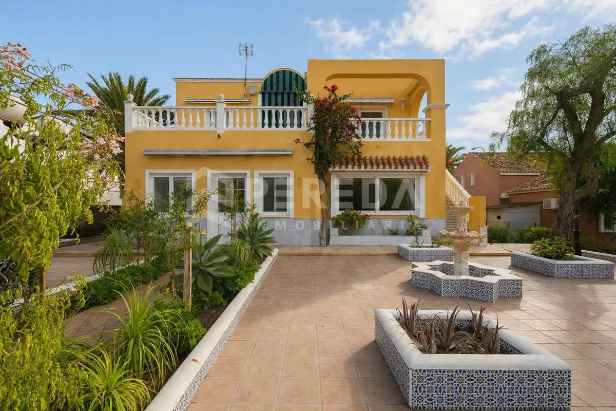 Vista exterior de Casa o chalet en venta en Roquetas de Mar ciudad