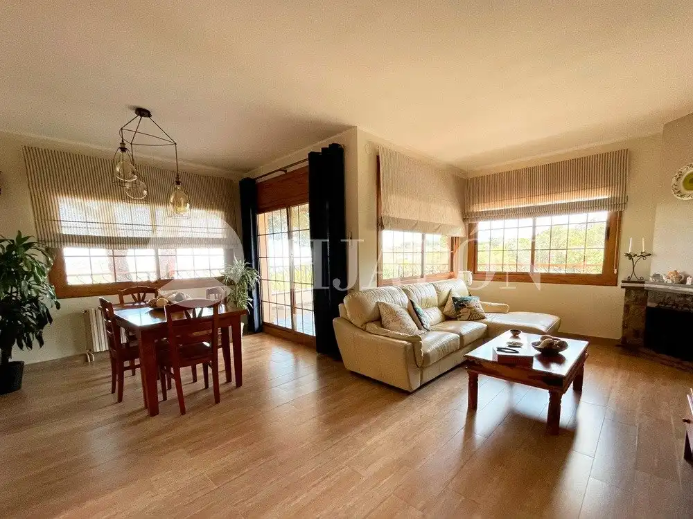Sala d'estar de Casa o xalet en venda en Alella amb Jardí privat, Terrassa i Traster
