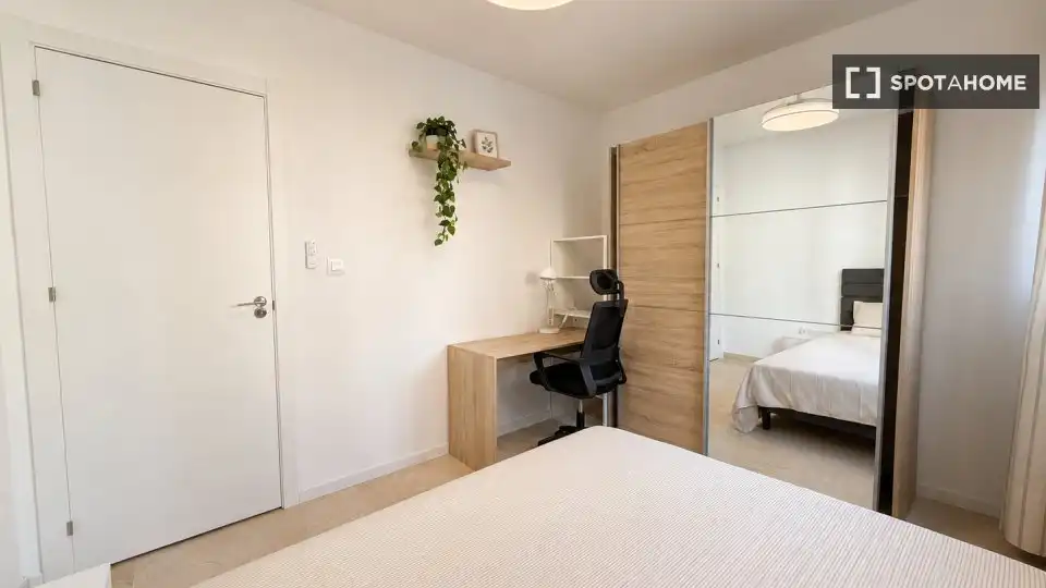 Bedroom of Flat for share in Valencia  with Air Conditioner, Heating and Furnished