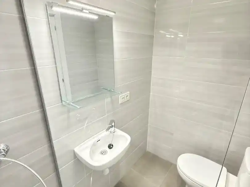 Bany de Pis de lloguer en Coín amb Aire condicionat i Moblat