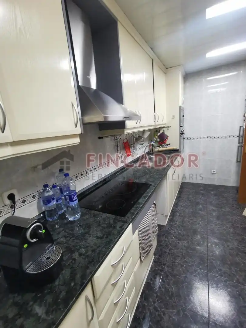 Cocina de Piso en venta en Cornellà de Llobregat con Calefacción, Parquet y Balcón