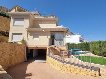 Xalet amb balcó en venda a Golf Bahía
