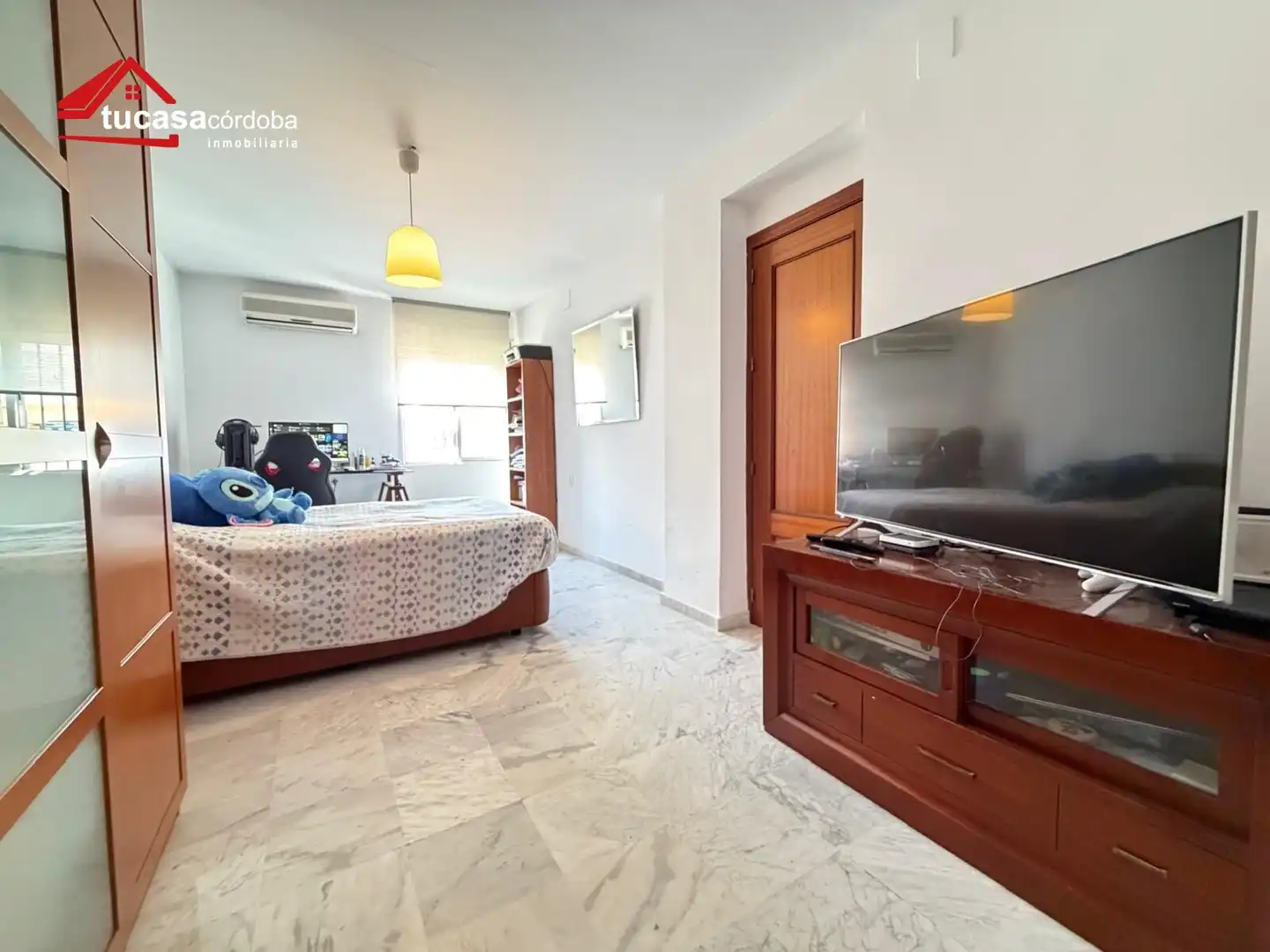 Sala d'estar de Casa adosada en venda en Córdoba amb Aire condicionat i Terrassa