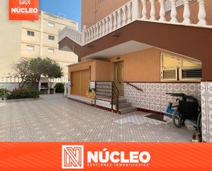 Vista exterior de Dúplex en venda en Torrevieja amb Jardí privat, Terrassa i Moblat
