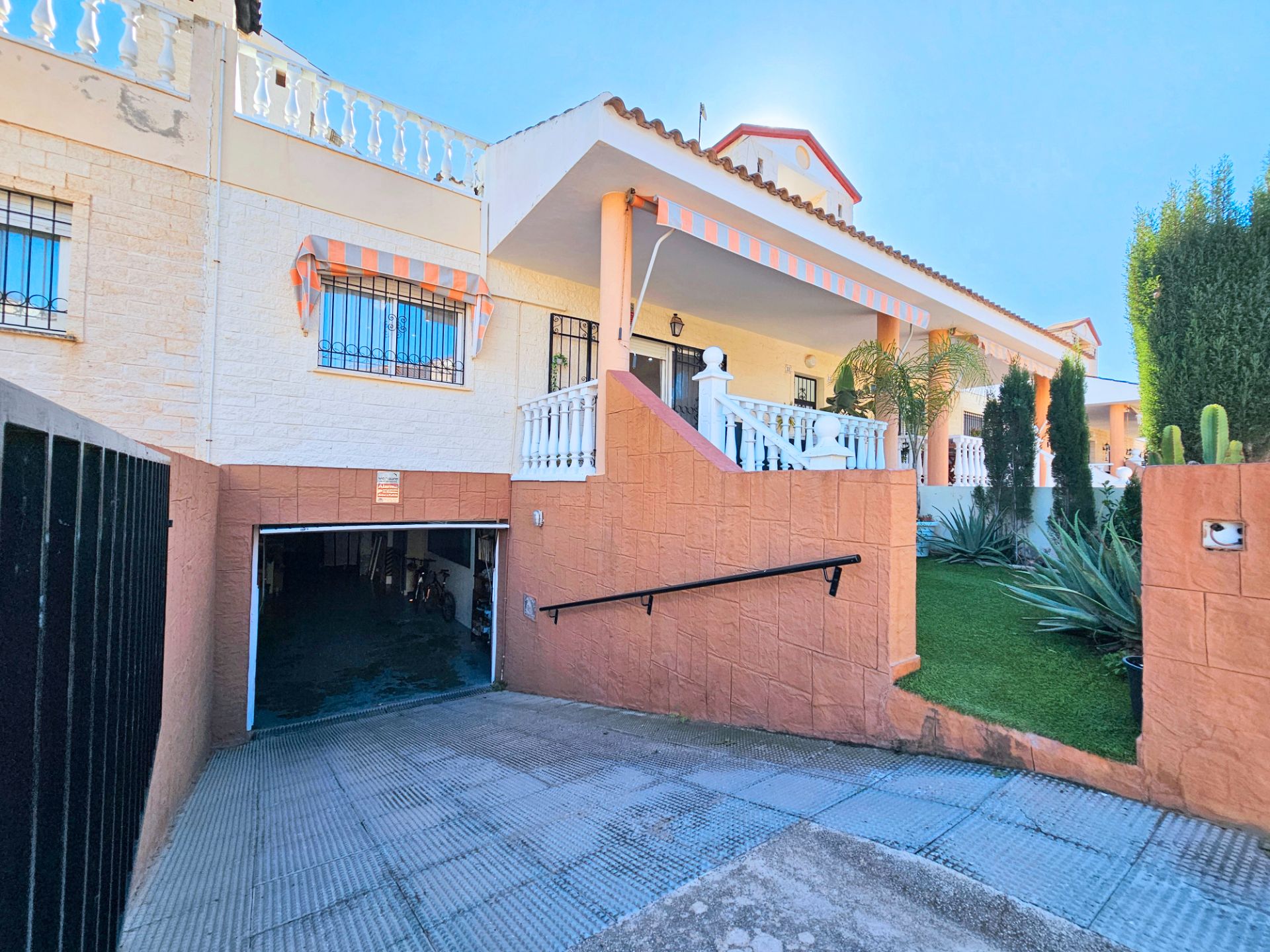 Vista exterior de Casa adosada en venda en Cartagena amb Aire condicionat, Calefacció i Jardí privat
