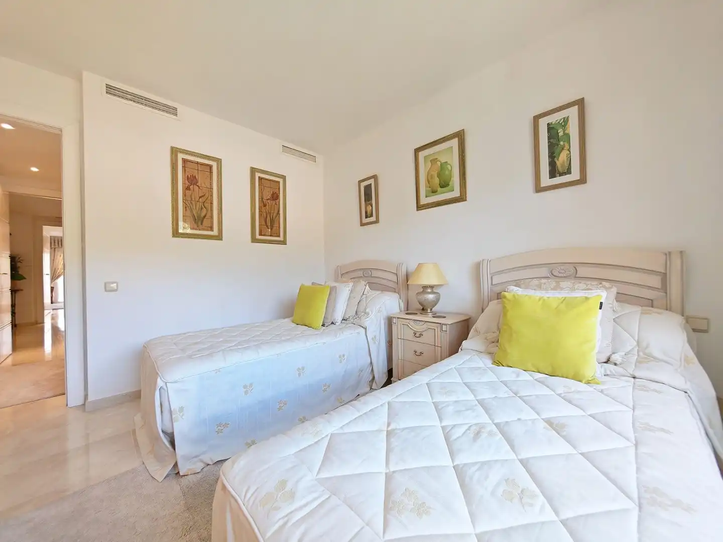 Schlafzimmer von Wohnungen zum Verkauf in Marbella mit Terrasse, Möbliert und Gemeinschaftspool