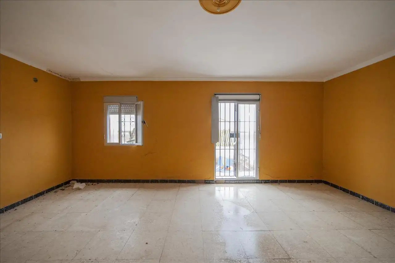 Casa adosada en venta en Lora del Río con Trastero
