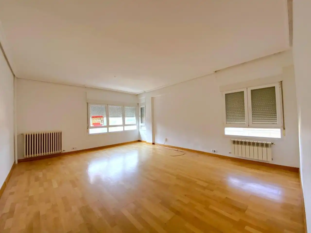 Sala d'estar de Apartament en venda en León Capital  amb Calefacció i Parquet