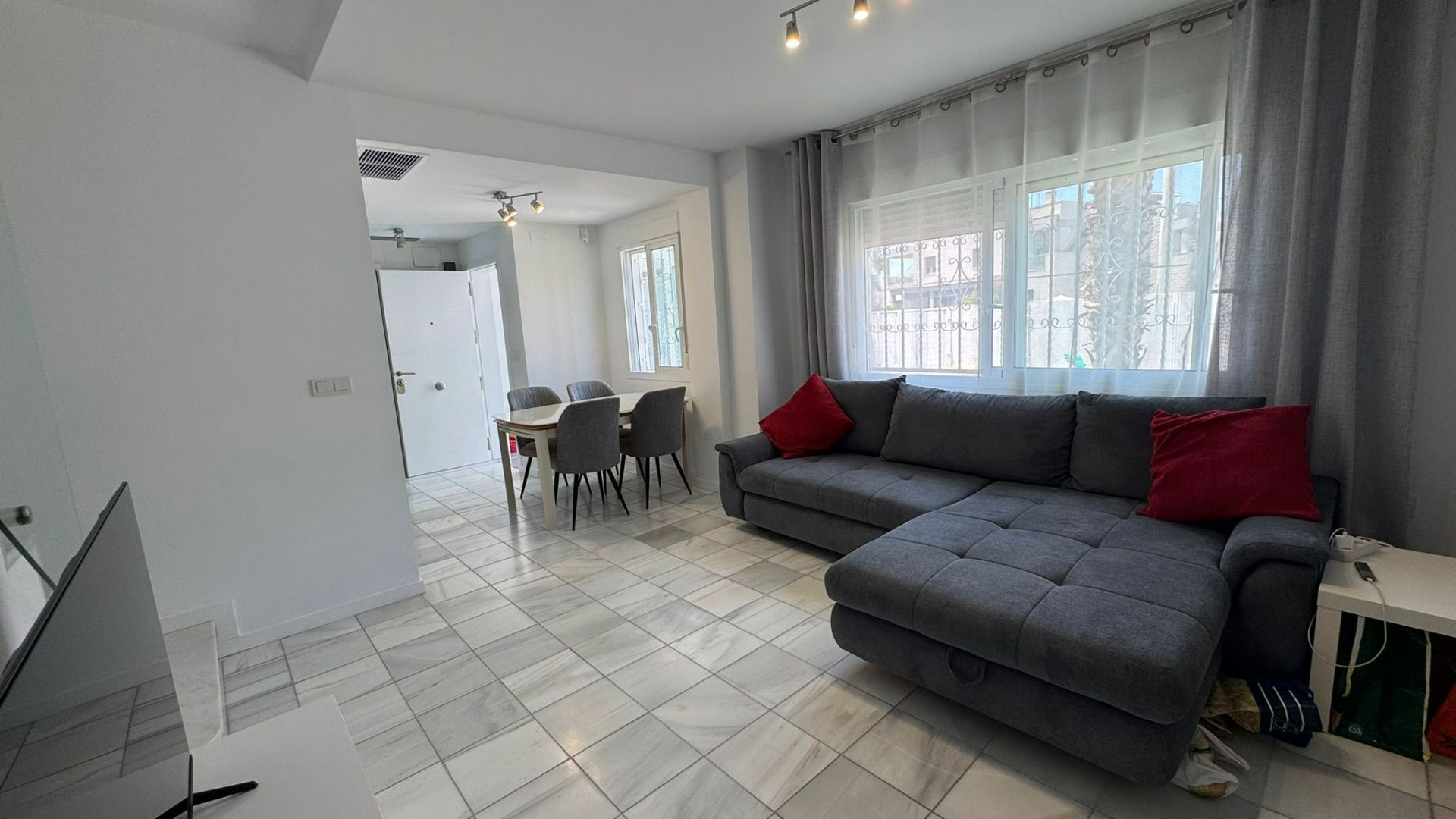 Vista exterior de Casa o chalet en venta en Torrevieja con Amueblado y Piscina comunitaria