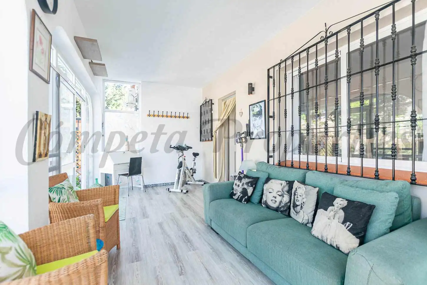 Sala d'estar de Casa o xalet en venda en Cómpeta amb Aire condicionat, Jardí privat i Moblat