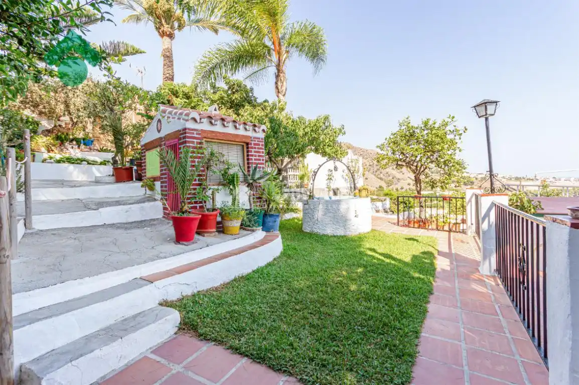 Jardí de Finca rústica en venda en Nerja amb Jardí privat, Terrassa i Piscina