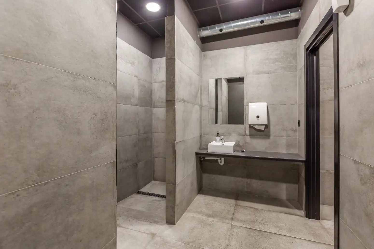 Badezimmer von Fabrikhallen zum Verkauf in Berrioplano / Berriobeiti