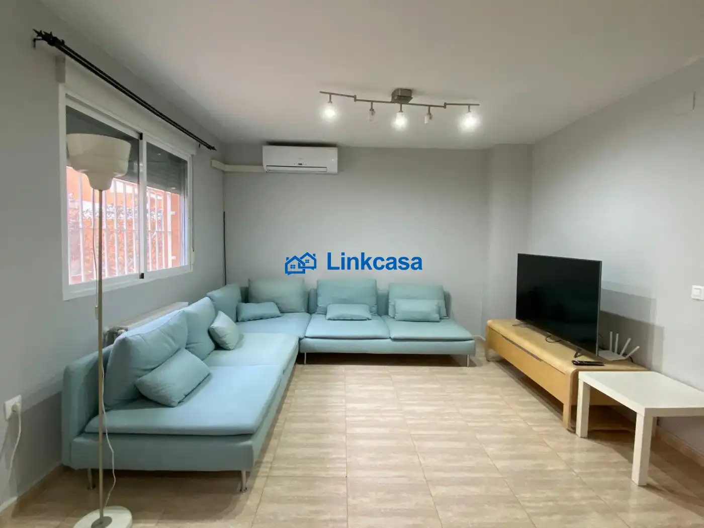 Sala d'estar de Casa adosada en venda en Seseña amb Aire condicionat, Calefacció i Jardí privat