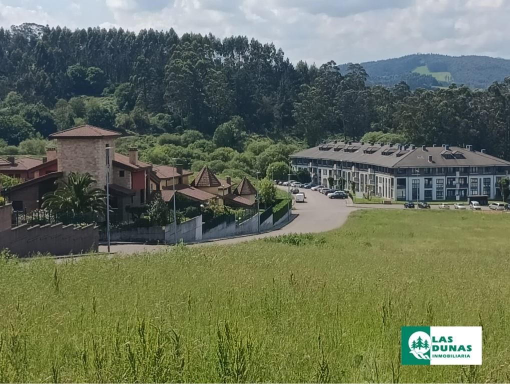 Vista exterior de Casa adosada en venda en Piélagos amb Calefacció, Jardí privat i Parquet