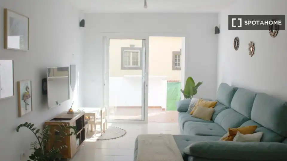 Sala de estar de Estudio para compartir en Firgas con Aire acondicionado, Terraza y Amueblado