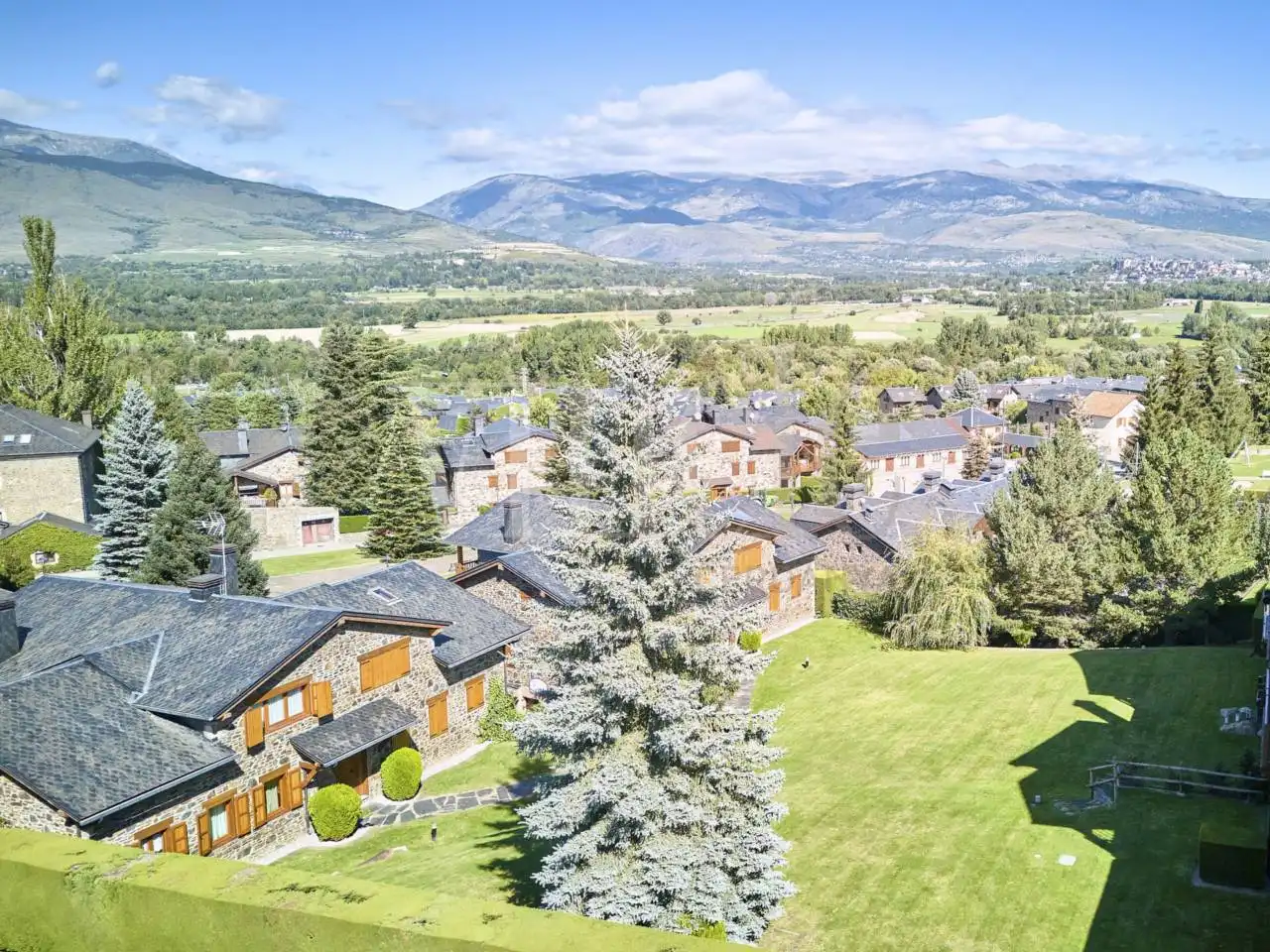 Vista exterior de Casa o xalet en venda en Fontanals de Cerdanya amb Calefacció, Jardí privat i Parquet