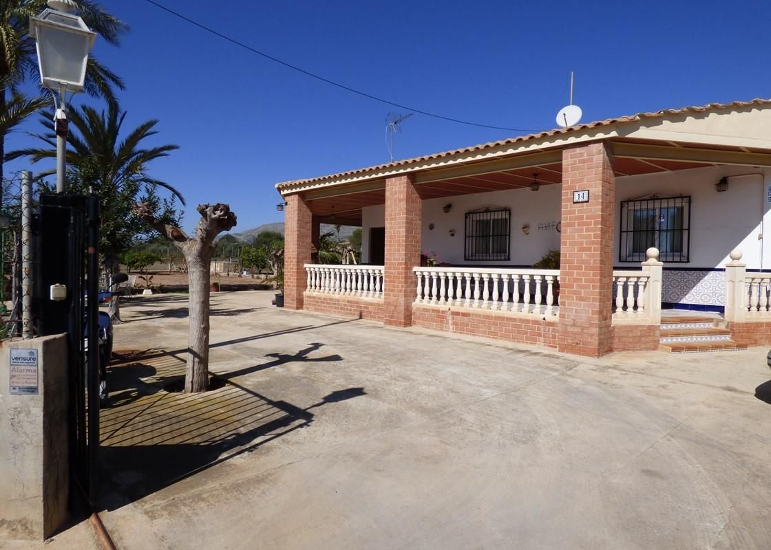 Vista exterior de Casa o xalet en venda en Benidorm amb Jardí privat, Terrassa i Moblat