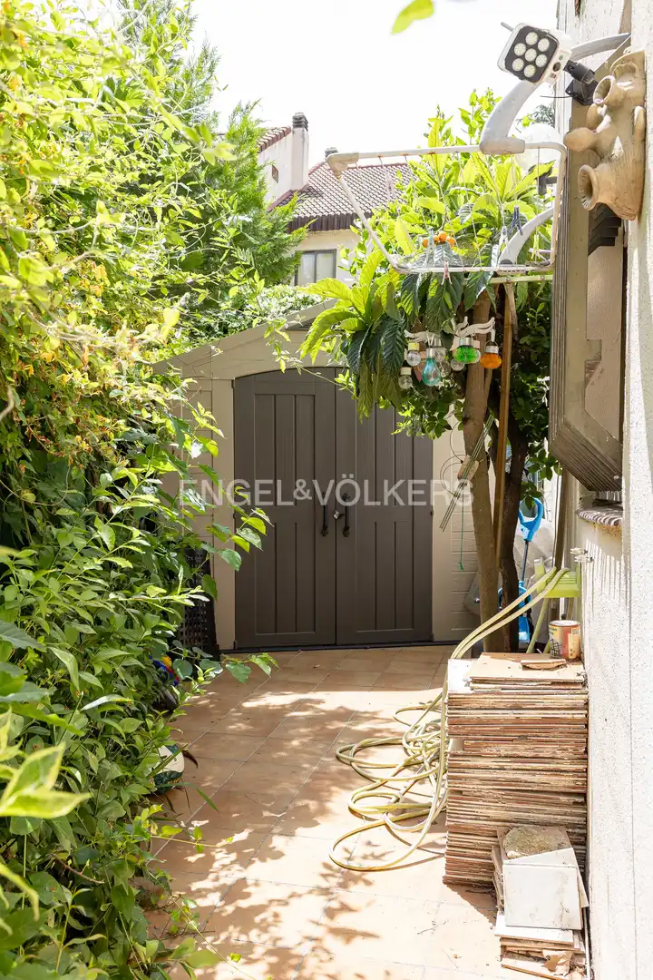 Vista exterior de Casa o xalet en venda en La Moraleja amb Calefacció, Jardí privat i Terrassa
