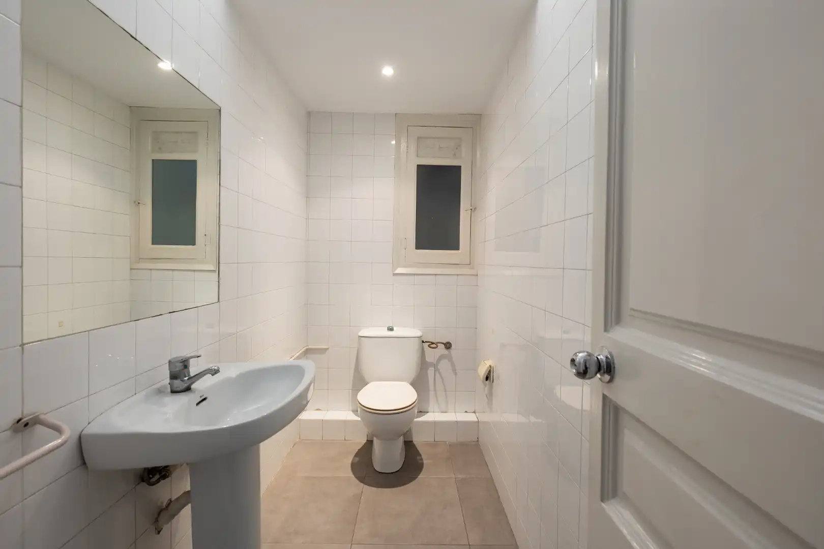 Badezimmer von Wohnung zum Verkauf in Barcelona mit Klimaanlage, Heizung und Parkett