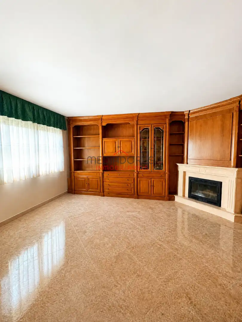 Sala d'estar de Casa adosada en venda en Alcalá de Henares amb Aire condicionat, Calefacció i Jardí privat