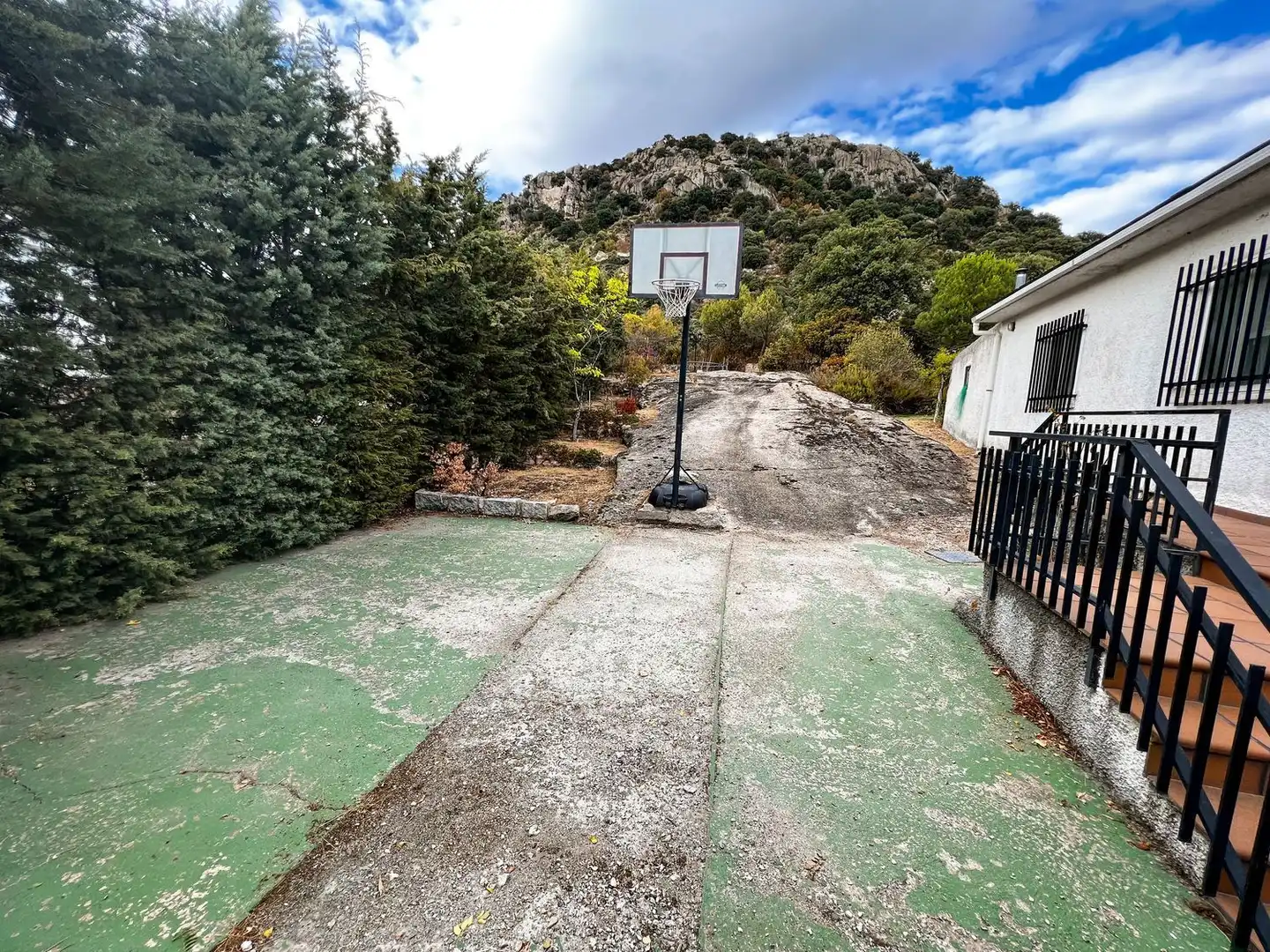 Vista exterior de Casa o xalet en venda en La Cabrera amb Jardí privat, Terrassa i Traster
