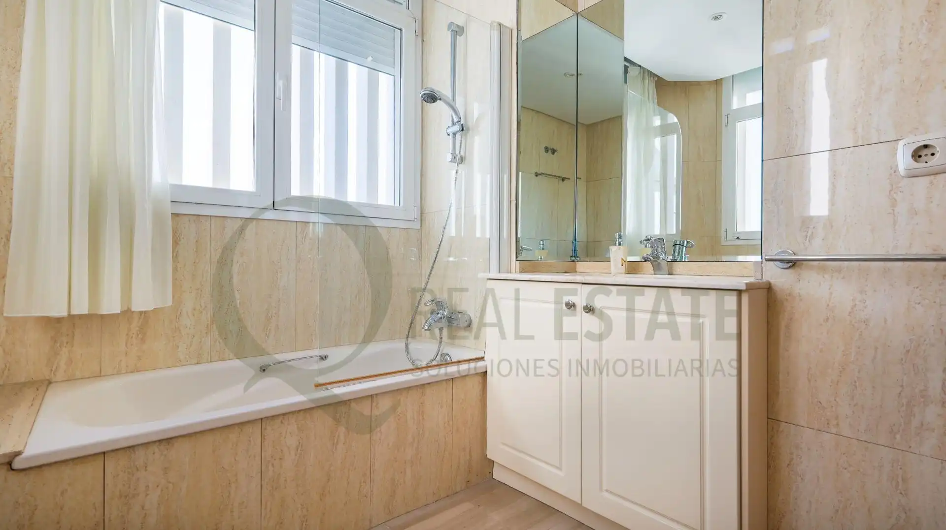 Badezimmer von Dachboden zur Miete in Alicante / Alacant mit Klimaanlage, Privatgarten und Terrasse